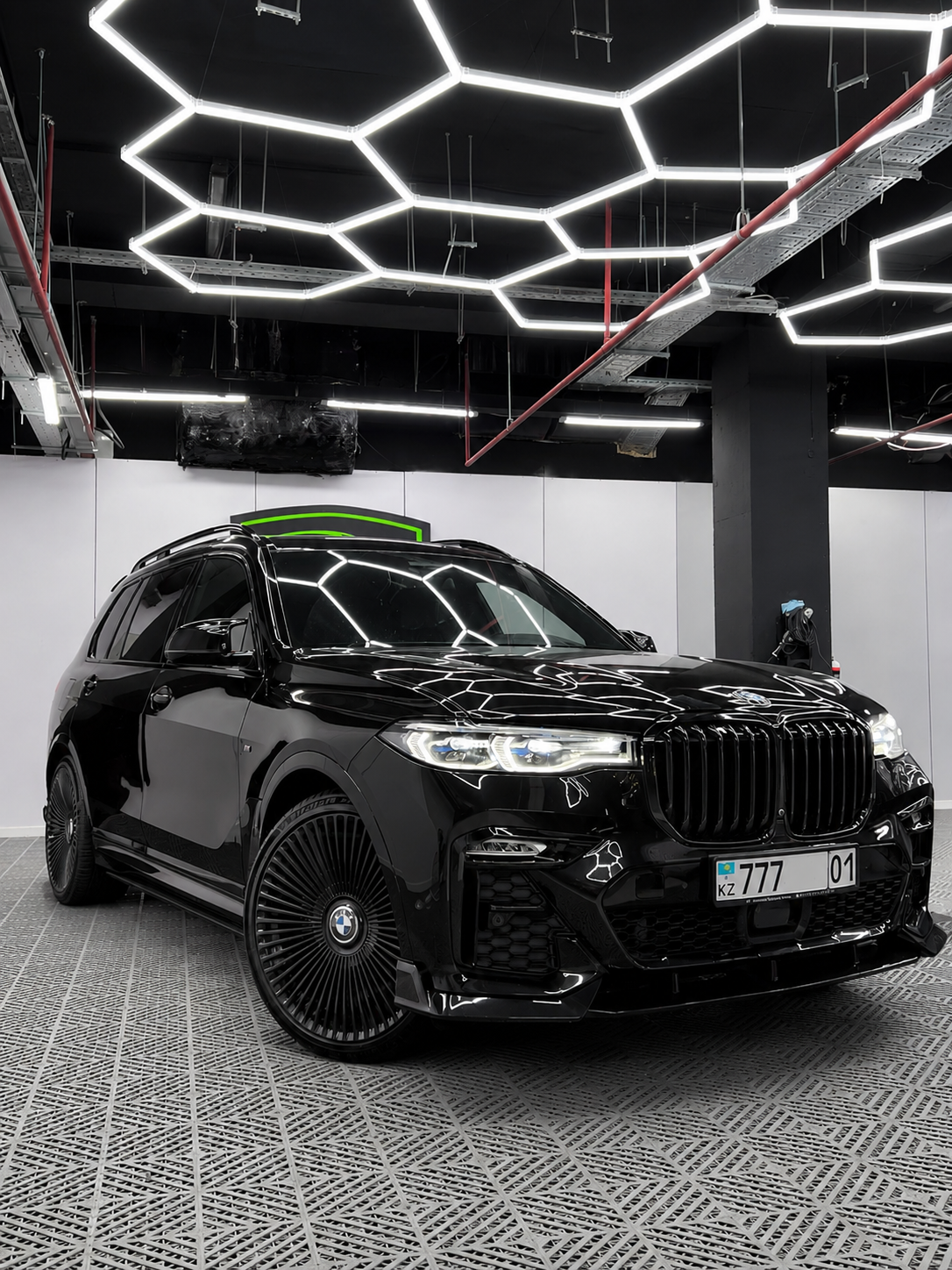 Чёрный BMW X7 после полировки кузова