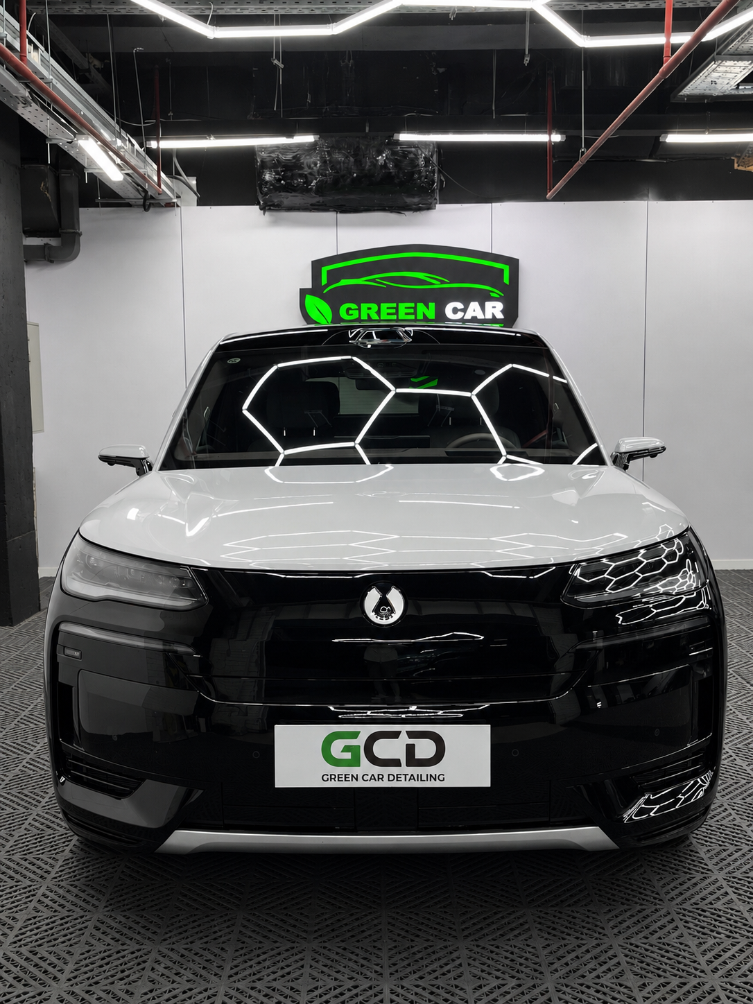 Белый кроссовер после оклейки защитной плёнкой в боксе Green Car Detailing