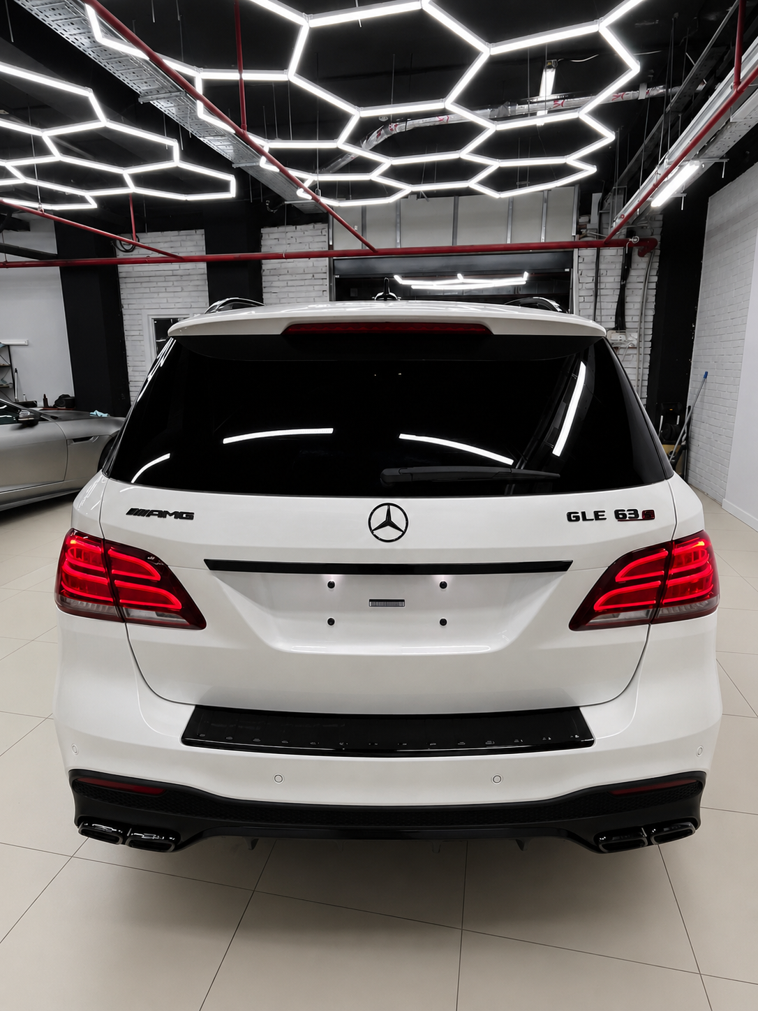 Задняя часть белого Mercedes GLE 63 S после детейлинга